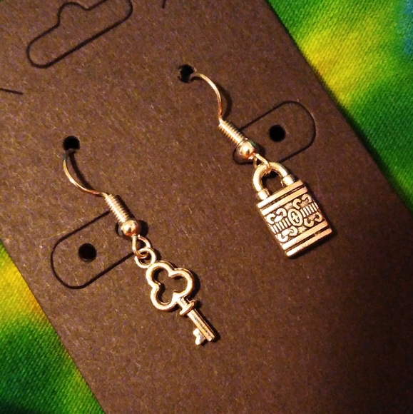 Lock 🔒 and Key 🗝️ Themed Mismatched Silvertone Charm Earrings - Picture 1 of 2